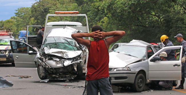No sábado, dois carros colidiram perto de Paula Lima