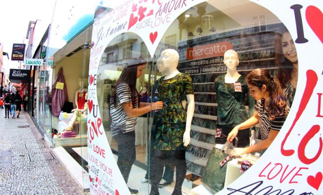 Decoração das vitrines é a estratégia para atrair consumidores