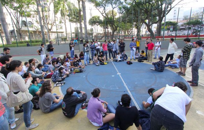 Felipe Couri/19-06-13 Grupo fez uma reunião na praça de São Mateus