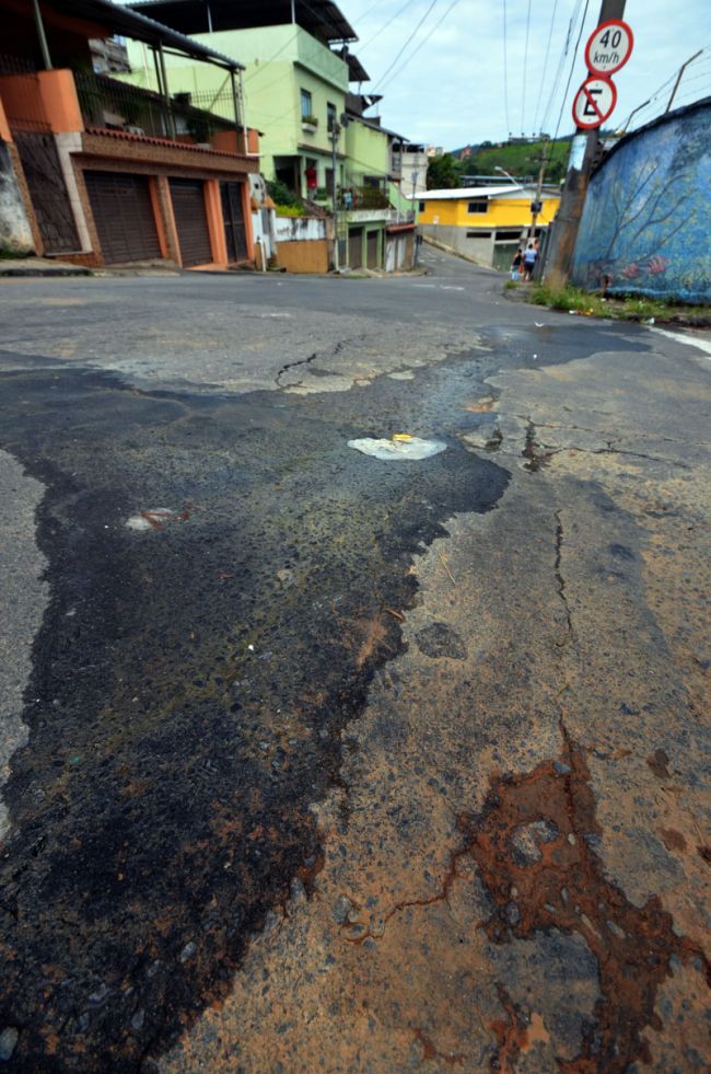 Olavo Prazeres/17-01-14 Moradores denunciam que a água está vazando desde outubro de 2013