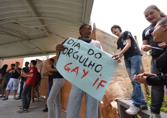 Estudantes protestaram contra a homofobia
