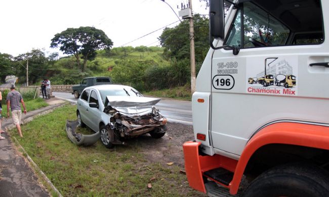 Fernando Priamo/30-12-13 Colisão entre carro e caminhão aconteceu em ponte