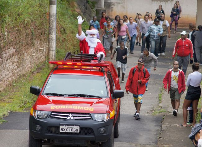 Lara Toledo/13-12-13 Ele chegou em um veículo do Corpo de Bombeiros