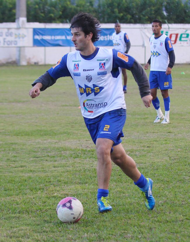 Leonardo Costa/15-08-12 Meia Hugo é uma das esperanças do Carijó