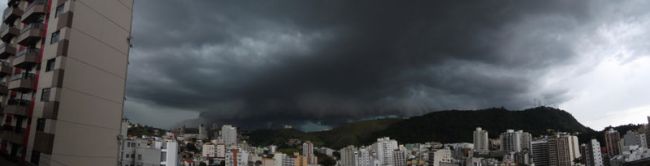 Moradora do Bairro São Mateus registra chegada do temporal