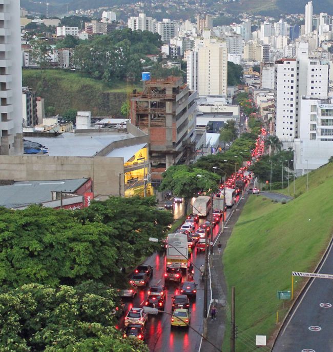 Avenida Itamar Franco ficou congestionada. A cena se repetiu em vários pontos da cidade