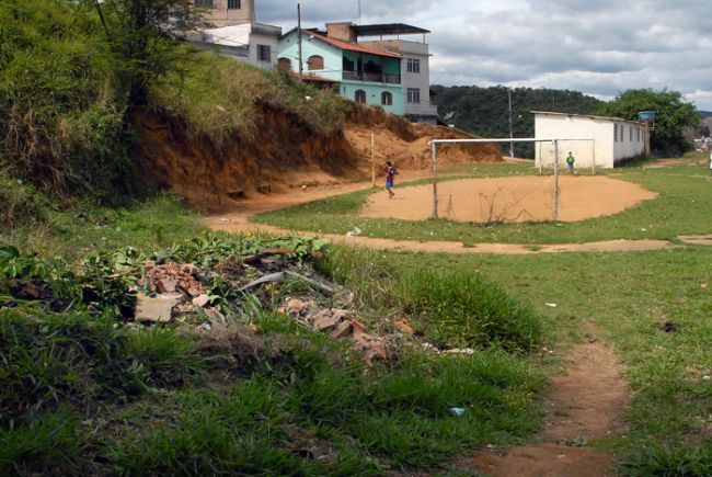 Roberto Fulgêncio/21-10-11 No Fábrica, sujeira em área destinada a projeto