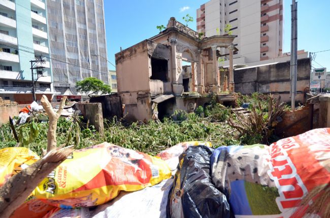 Muro e passeio continuam sem recomposição