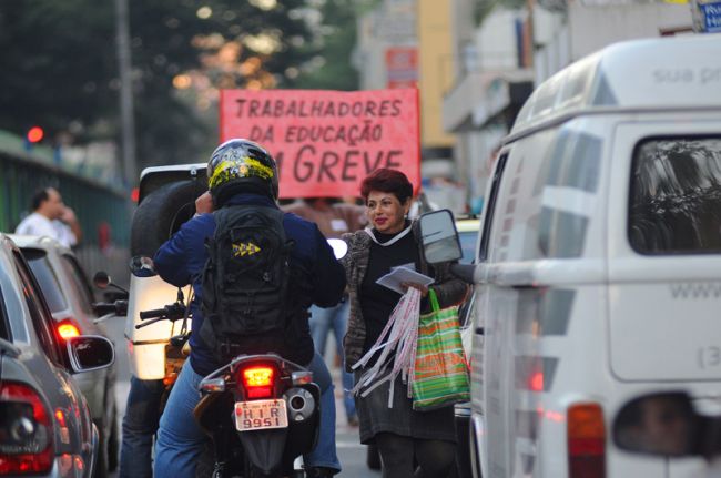 Grevistas realizaram pedágio pedagógico no Centro