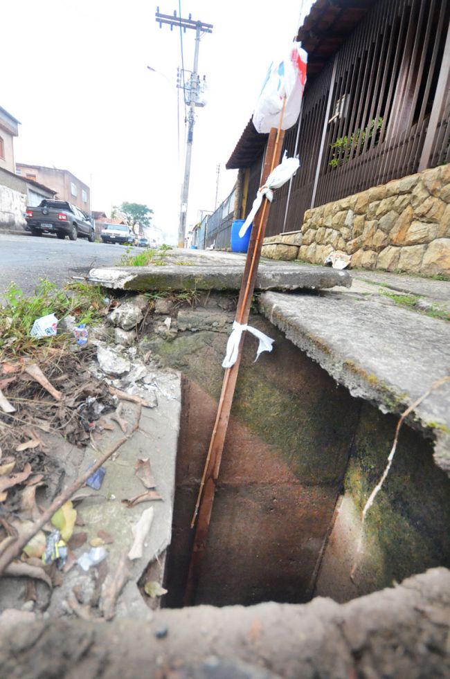Bueiro teve sua tampa de concreto arrancada