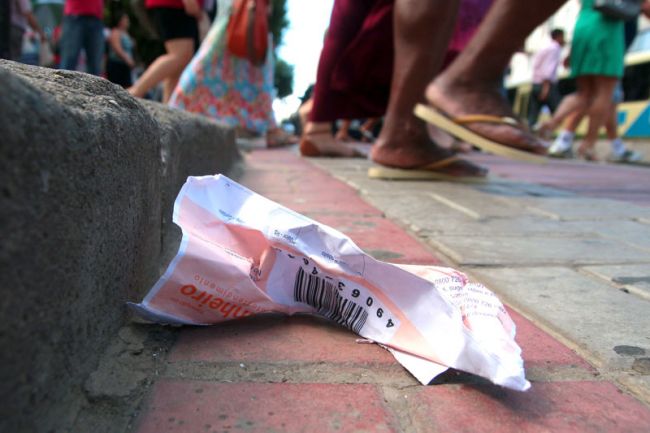 Multa por lixo na rua pode variar de R$ 50 a R$ 150