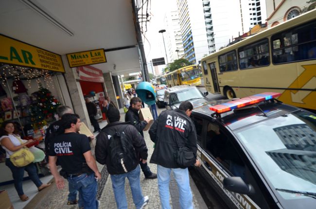 PC recolhe documentos e computadores de escritório no Centro