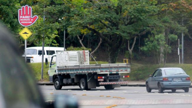Entre 15h57 e 16h23 do dia 17 de setembro, foram flagrados quatro veículos de carga no local