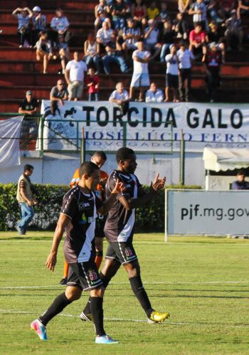 Leonardo Costa/11-05-13 Autor de dois gols, Tenório aplaude os companheiros ao lado de Eder Luís
