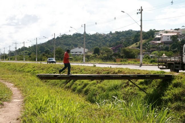 Passagem sem proteção traz apreensão para moradores