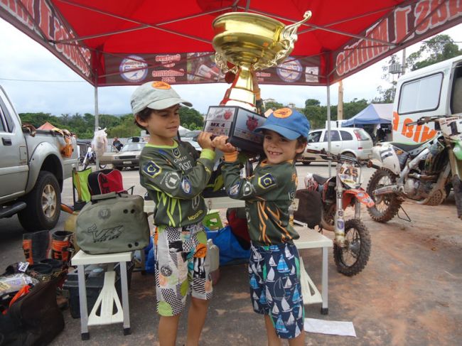 Gustavo, 7 anos, e Guilherme, 5, terminaram a copa em 4º e 6º lugares, na categoria 50cc