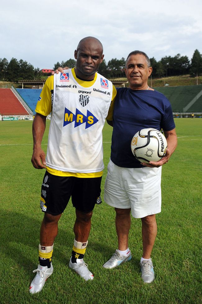 Ex-jogador ao lado do atual atacante Ademílson