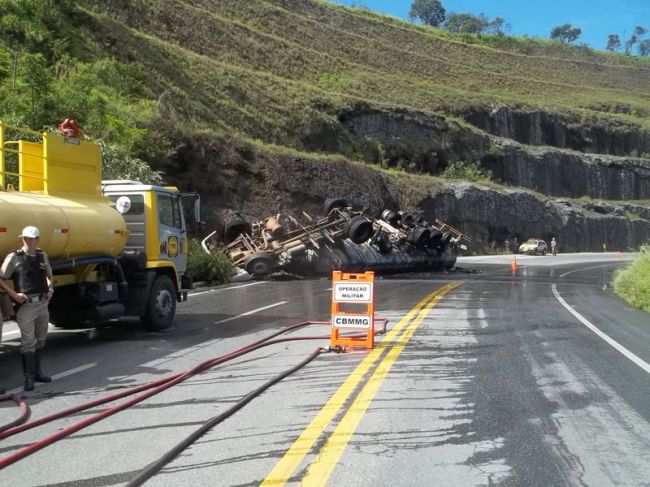 Divulgação/1º Pelotão Rodoviário da PM de Barbacena Carreta saiu da pista e bateu em uma parede rochosa na BR-265