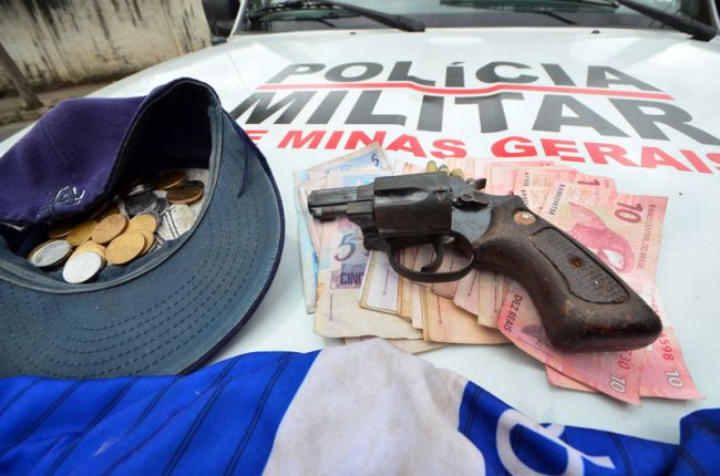Arma, boné e dinheiro encontrados com jovem pego