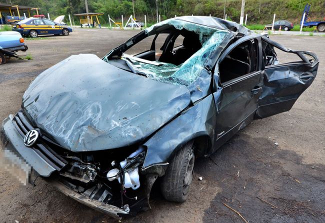 Olavo Prazeres/28-10-13 O carro bateu em uma parede de rocha e capotou