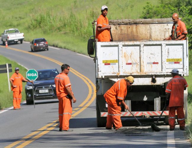 Felipe Couri/03-01-14 Consertos começam a ser feitos em trecho com mais de 200 buracos da BR-267