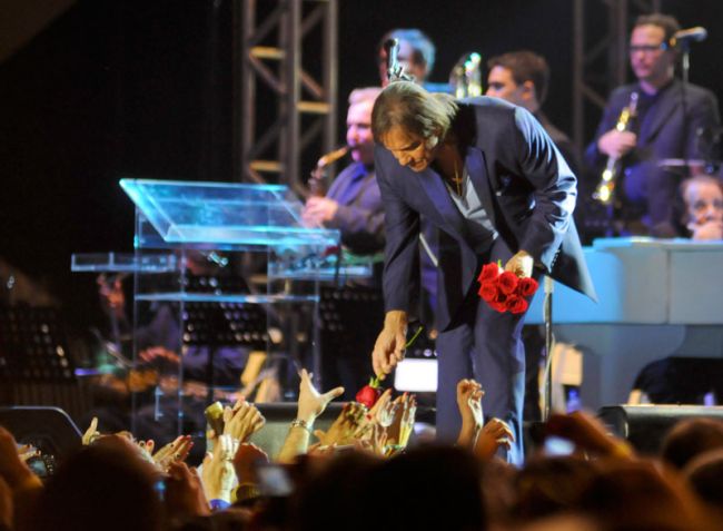 Lucas Tavares/07-06-13 O Rei fez a tradicional distribuição de rosas durante apresentação para 5 mil fãs