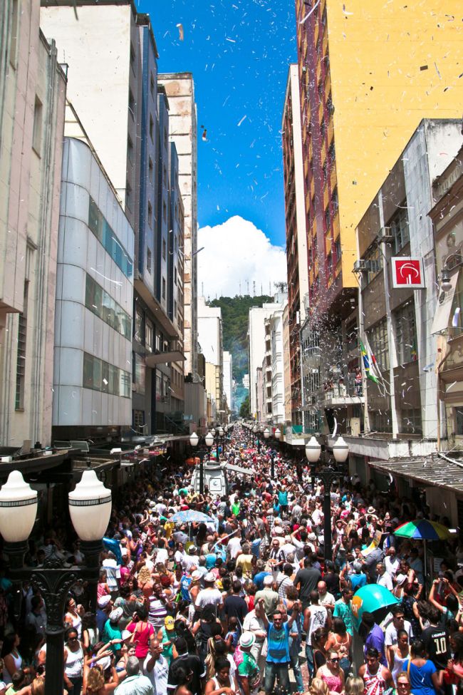 Festa ainda teve a tradicional chuva de papel picado