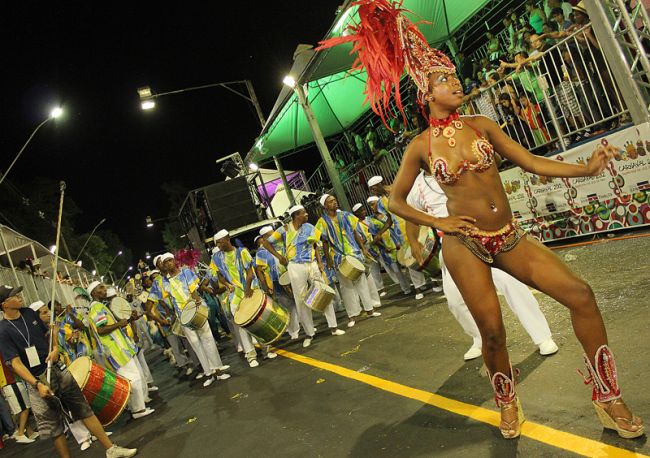 Leonardo Costa 20-02-12 Madrinha de bateria no desfile de avaliação