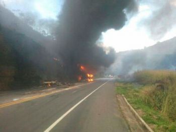 Caminhão-tanque e três carros pegaram fogo