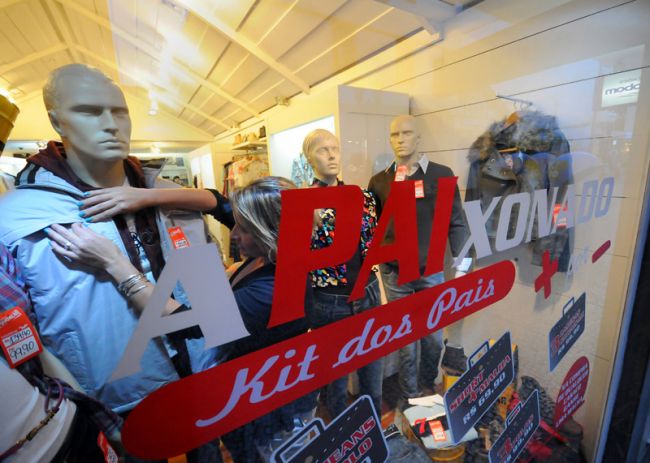 Algumas vitrines já estão decoradas para atrair consumidores para a data