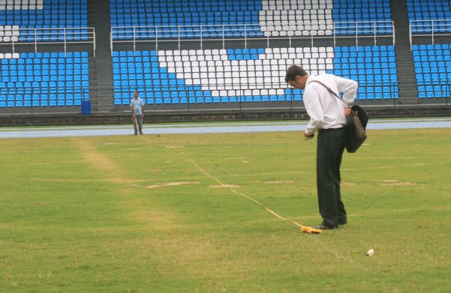 Fernando Barbosa/PJF Vladimir Hinkelmann fotografou e conferiu medidas do campo de futebol