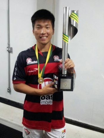 Lee com a taça da Copa Brasil sub 20, título que conquistou pelo Vitória-BA