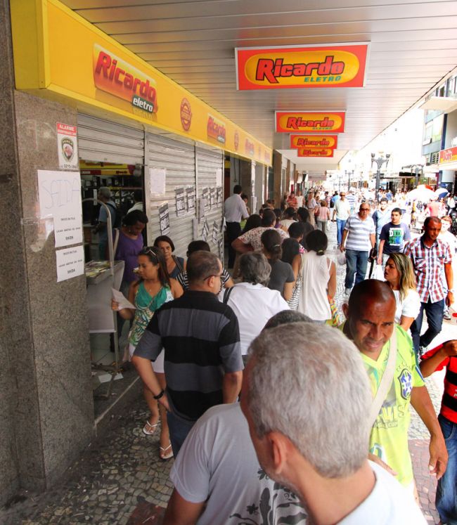 Consumidores fazem fila para aproveitar saldão