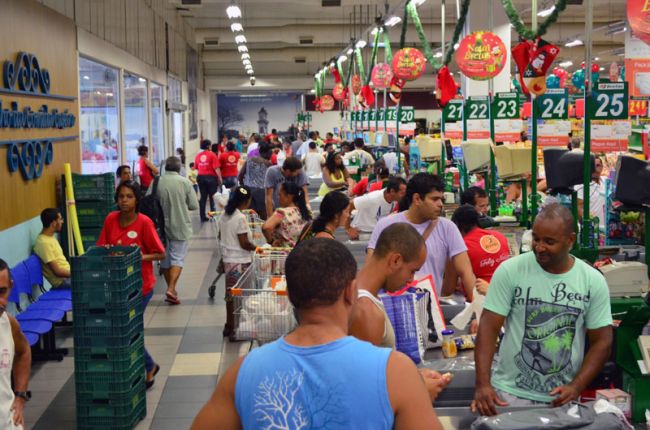 Movimento no Hiper Bretas já era intenso na manhã desta segunda-feira