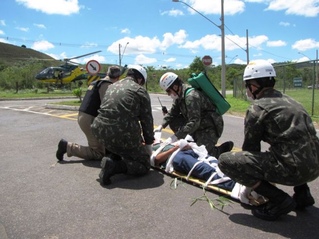 Sub-tenente Brandi / 17º Batalhão Logístico do Exército Helicóptero foi usado no treinamento