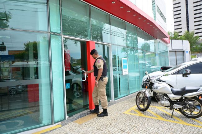 Marretas e barras de ferro teriam sido utilizadas
