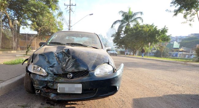 Veículo bateu em árvore e em placa