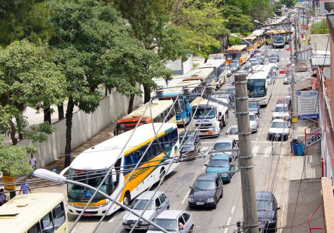 Lara Toledo/22-02-14 Passageiros desceram dos ônibus e seguiram a pé