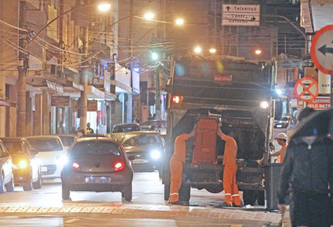 Motoristas formam fila atrás de caminhão