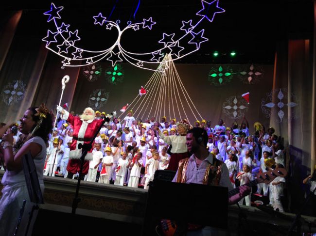 Papai Noel e Trupicada no palco