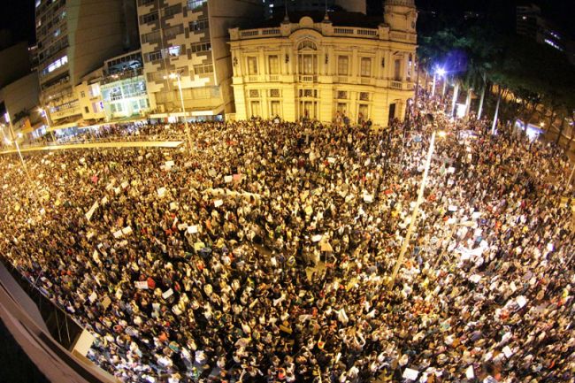Fernando Priamo/20-06-13 População na esquina da Rio Branco com Halfeld