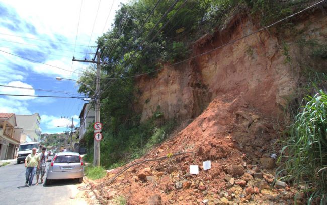 Felipe Couri/07-01-14 Terra, lixo e vegetação tomam parte da Rua Melo Franco