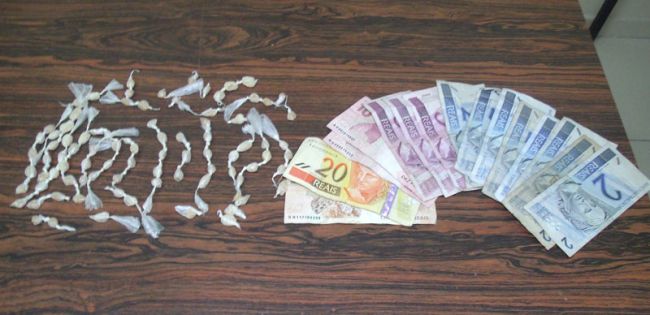 Policiais também apreenderam pedras de crack prontas para a venda, além de dinheiro