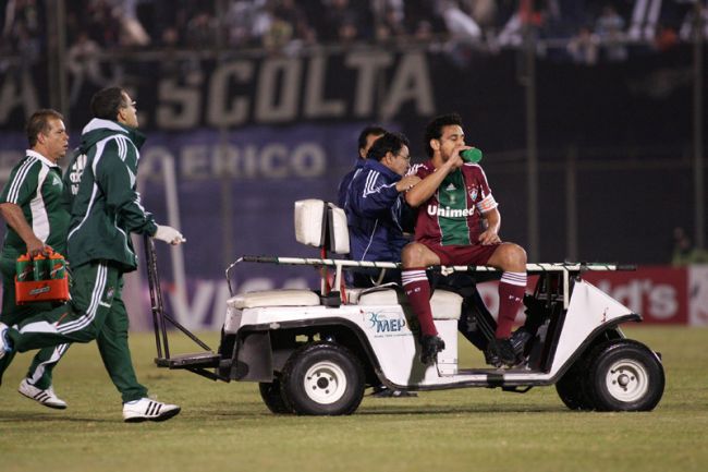 Rafael Moraes/Photocamera/04-05-11 Fred, inoperante em campo, deixa o gramado na maca