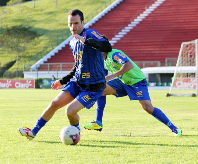 Leonardo Costa/17-05-2012 Livre de contusão, o meia treinou com bola nesta quinta