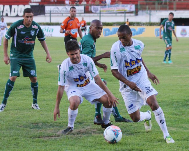 Imagem mostra momento da lesão no joelho esquerdo