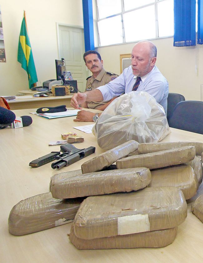 Além da droga, foi apreendido uma pistola Glock com dois carregadores