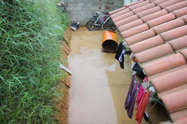 Felipe Couri/13-12-12 'Piscina' se formou nos fundos de uma das casas do residencial