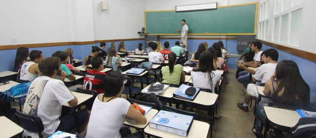 Alunos do Cave participam de aulas de reforço às vésperas de enfrentarem a maratona do Enem