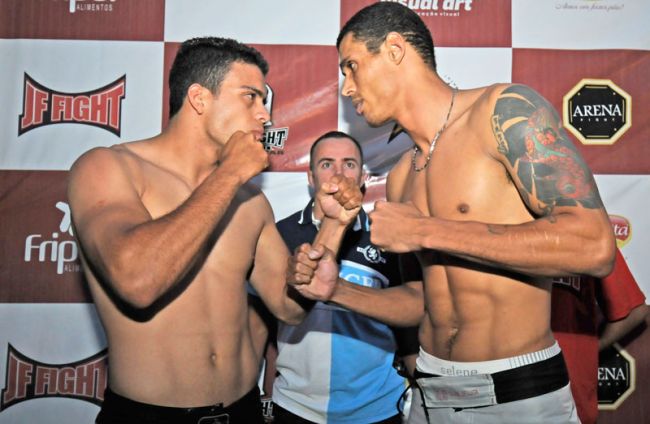 Lucas Tavares/05-10-12 Jhony Oliveira, de BH, e Edrer Bambu, de Ubá, se encaram